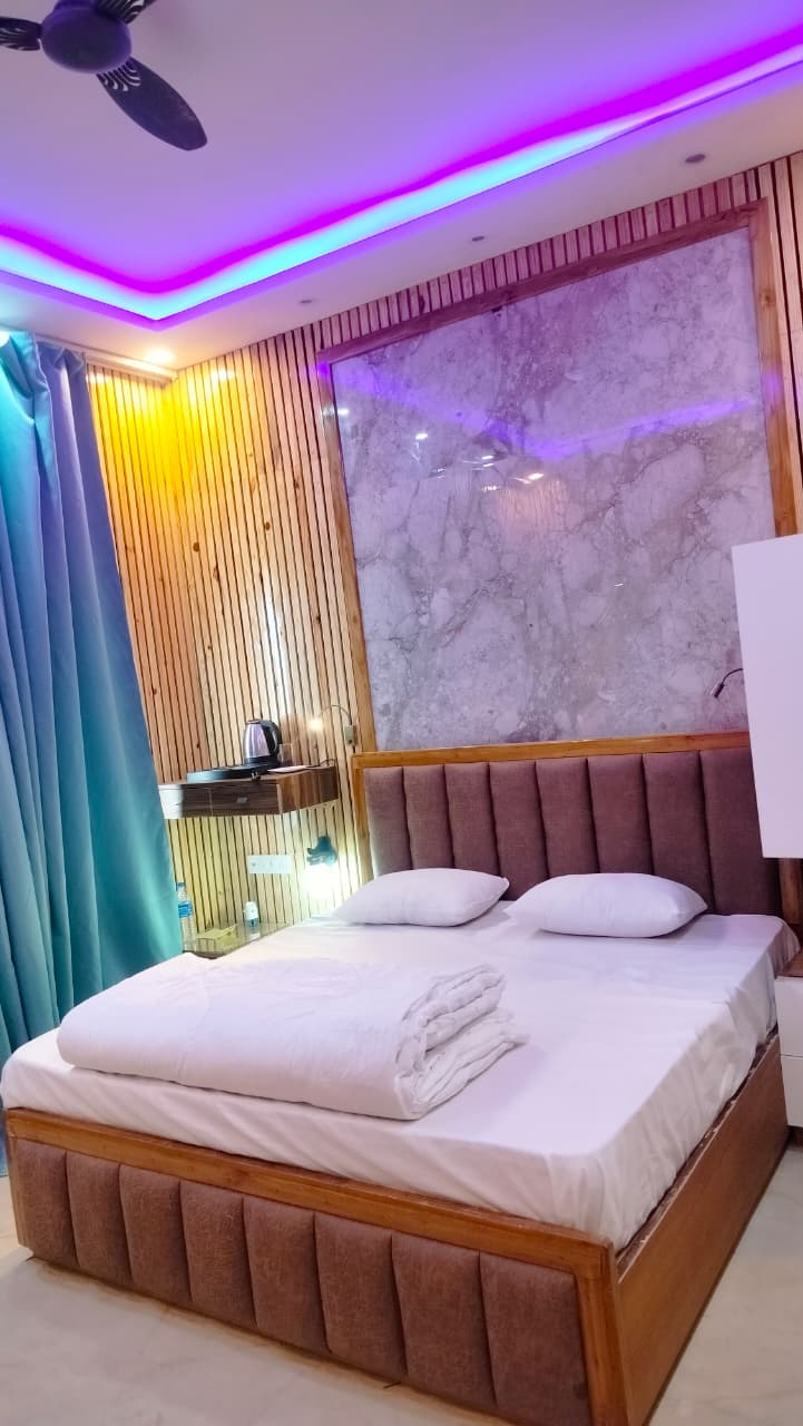 Cosy bedroom with marble accent wall and ambient mood lighting